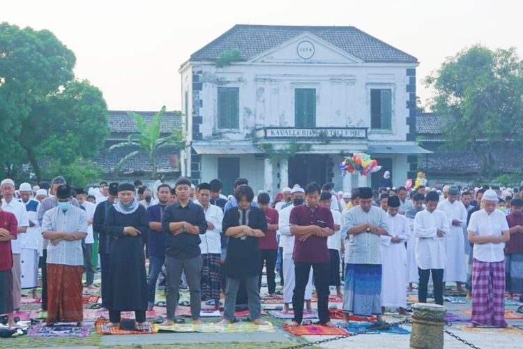 Ribuan umat muslim telah melaksanakan Shalat Idul Fitri 1444 H di Pamedan Pura Mangkunegaran, Jumat (21/04/2023)