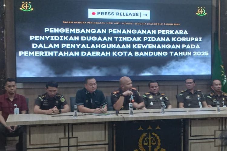 Konferensi pers Kejari Bandung saat menetapkan Wakil Wali Kota Bandung Erwin sebagai tersangka korupsi penyalahgunaan kewenangan, Rabu (10/12/2025).  