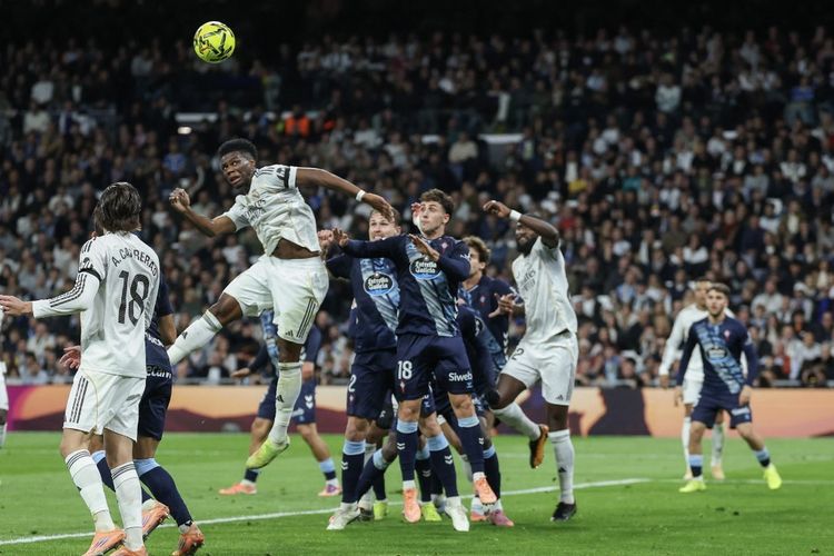 Aurelien Tchouameni (kiri) melakukan sundulan dalam pertandingan sepak bola Liga Spanyol antara Real Madrid vs Celta Vigo di Stadion Santiago Bernabeu di Madrid pada 7 Desember 2025. (Foto oleh Thomas COEX / AFP)