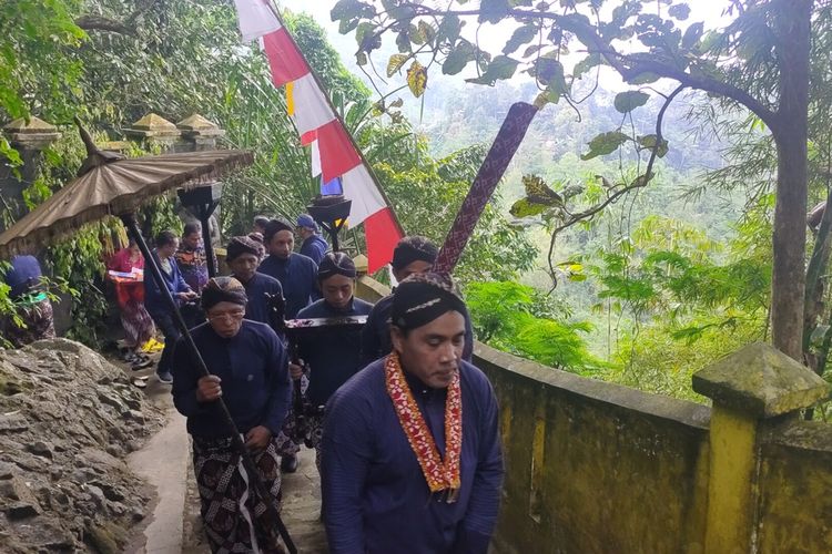 Prosesi jamasan dua pusaka milik Keraton Yogyakarta di Sendang Kawidodaren pada Pedukuhan Keceme, Kalurahan Gerbosari, Kapanewon Samigaluh, Kabupaten Kulon Progo, Daerah Istimewa Yogyakarta. Warga dari berbagai daerah antusias menghadiri jamasan itu.