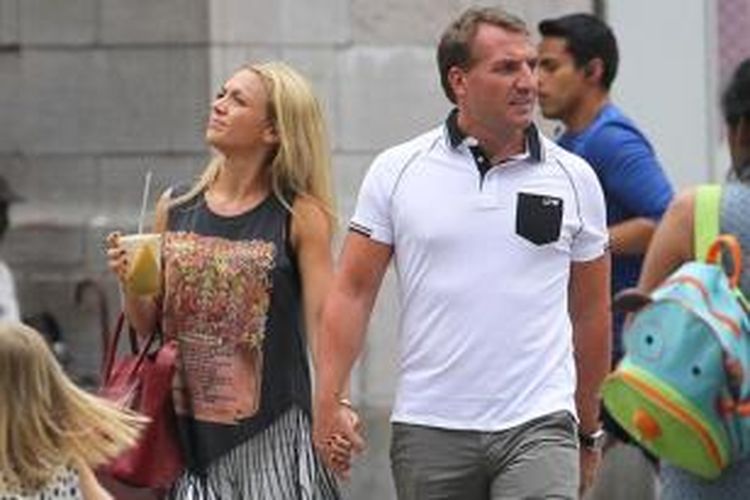 Manajer Liverpool, Brendan Rodgers (kanan), bersama kekasihnya, Charlotte Hind (kiri).