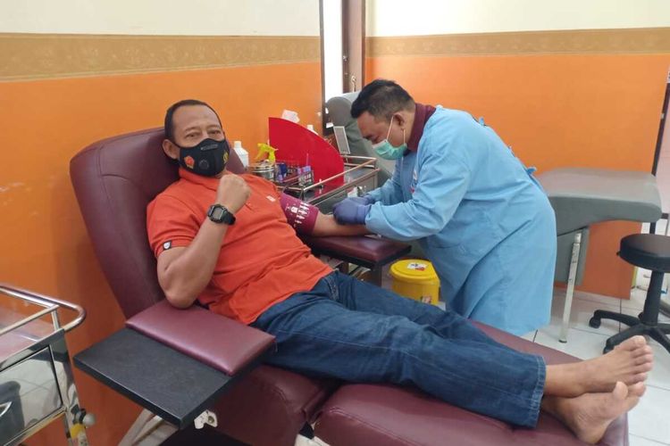 Ali Efendi, anggota TNI AD yang juga penyintas Covid-19 melakukan donor plasma konvalesen di Kantor PMI Kabupaten Tuban, Jawa Timur