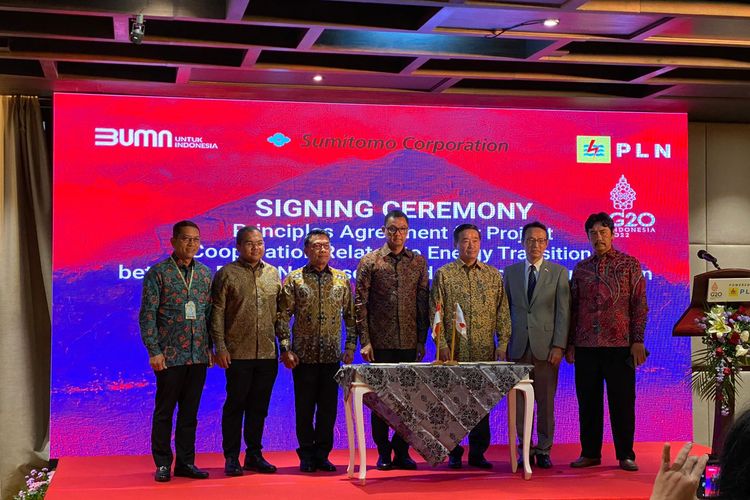 Penandatanganan kerja sama proyek transisi energi antara PLN dan Sumitomo Corporation di Denpasar, Bali, Minggu (13/11/2022).