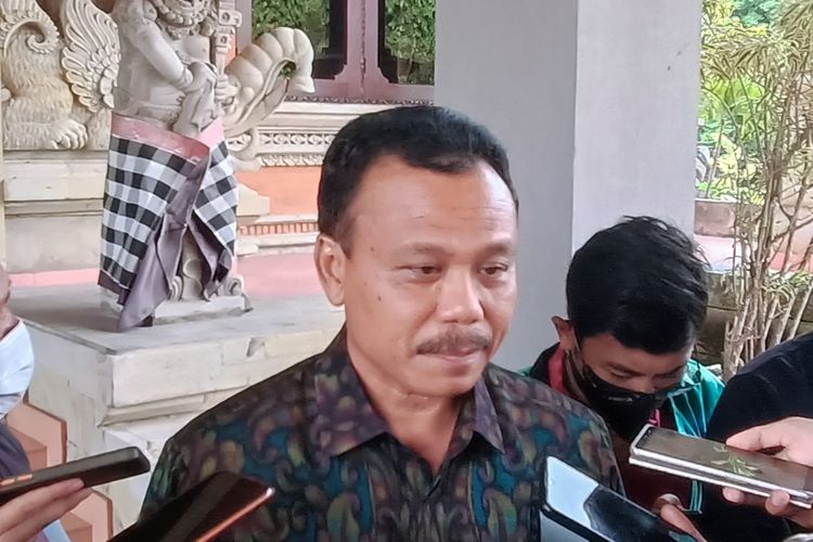 Sekertaris Daerah (Sekda) Bali, sekaligus ketua harian Satgas Covid-19, Dewa Made Indra, saat diwawancarai wartawan di Gedung DPRD Bali pada Senin (17/7/2022). Kompas.com/ Yohanes Valdi Seriang Ginta