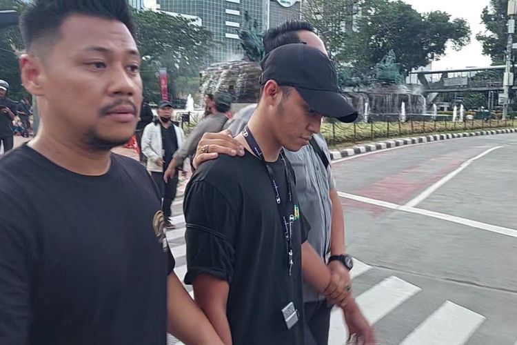 Seorang pria ditangkap polisi yang diduga seorang penyusup saat aksi unjuk rasa mahasiswa di kawasan Bundaran Air Mancur Patung Kuda, Gambir, Jakarta Pusat, Jumat (30/9/2022). 