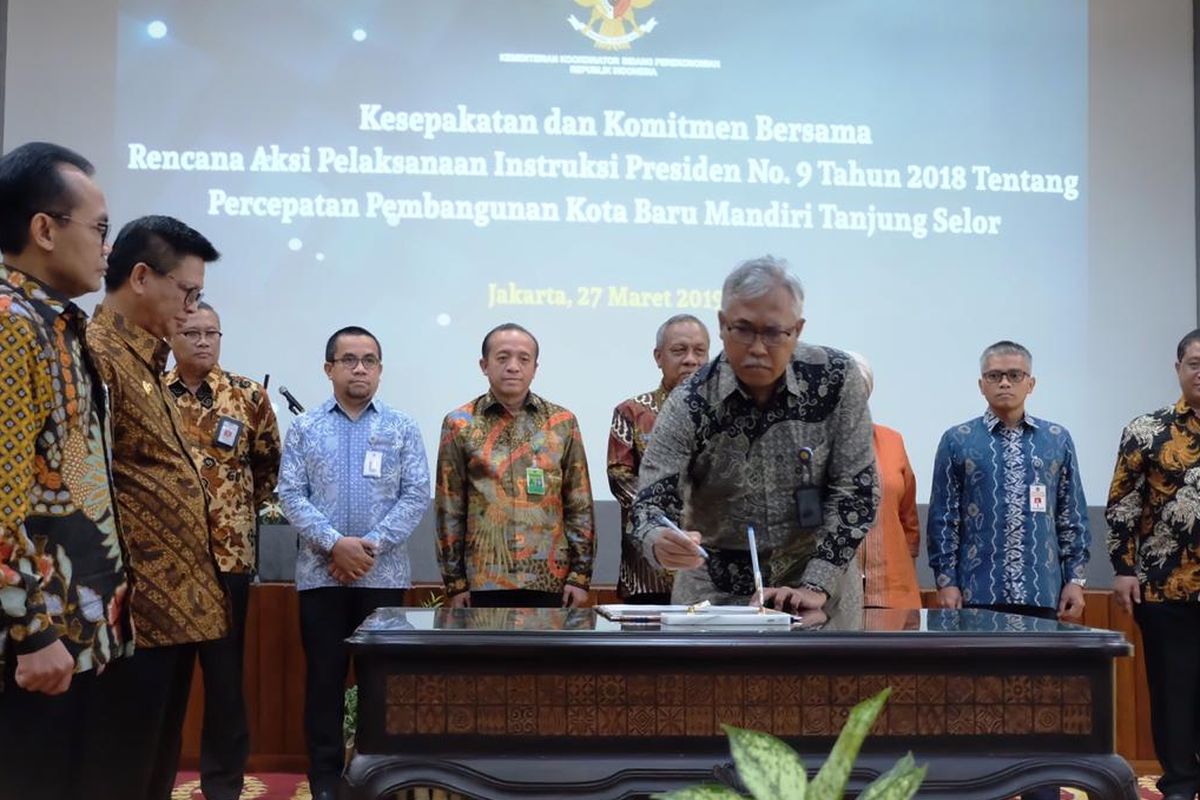 Kepala Badan Pengembangan Infrastruktur Wilayah (BPIW) Hadi Sucahyono menandatangani kesepakatan dan komitmen bersama rencana aksi pelaksanaan Inpres Nomor 9 Tahun 2019 tentang Percepatan Pembangunan Kota Baru Mandiri Tanjung Selor di Kantor Kemenko Ekonomi, Jakarta, Rabu (27/3/2019).