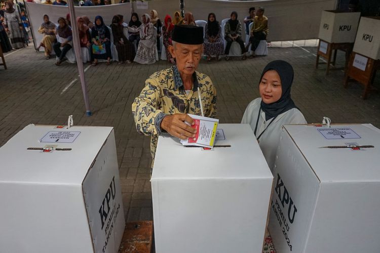 Warga memasukkan surat suara Pemilu 2024 ke dalam kotak suara saat simulasi pemungutan dan penghitungan suara di Tempat Pemungutan Suara (TPS), SDN Buaran, Kota Pekalongan, Jawa Tengah, Selasa (26/12/2023). 