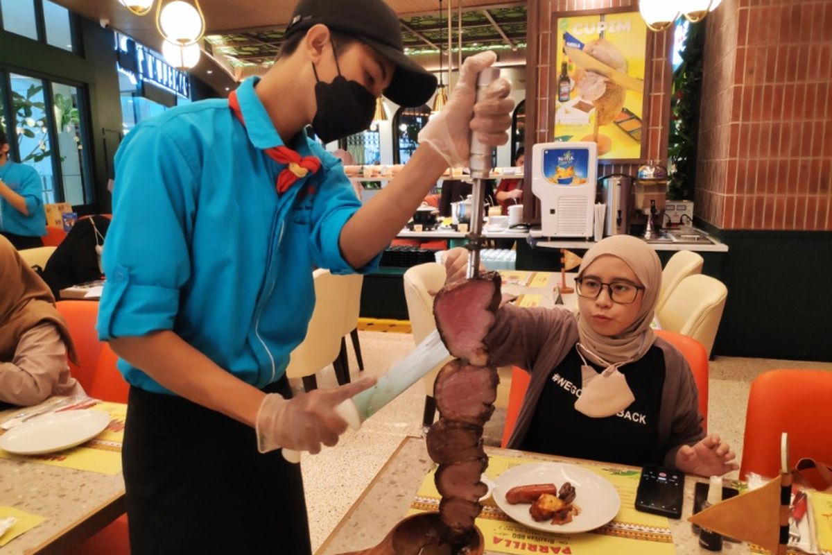 Mashinada politsiyachi bilan jinsiy aloqa Ronalduning yalangoch qiz dugonasi surati