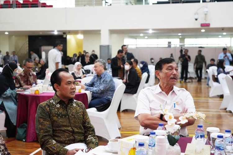 Sekretaris Kementerian Koordinator Bidang Perekonomian (Sesmenko Perekonomian) Susiwijono Moegiarso dan Menteri Koordinator Bidang Kemaritiman dan Investasi (Menko Kemaritiman) Luhut Binsar Pandjaitan dalam acara Bincang Strategi Nasional (Stranas) Pencegahan Korupsi (PK): Kok Bisa Rapor Logistik Turun Saat Pelabuhan di Indonesia 20 Besar Terbaik Dunia, di Kantor Komisi Pemberantas Korupsi (KPK), Selasa (18/7/2023).

