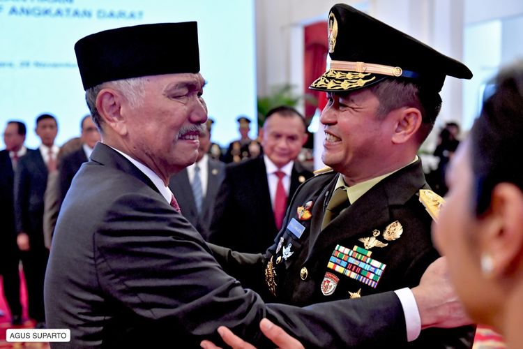 Menko Kemaritiman dan Investasi Luhut Binsar Pandjaitan tampak menangis harus di momen pelantikan menantunya, Maruli Simanjuntak sebagai Kepala Staf Angkatan Darat di Istana Negara, Rabu (29/11/2023).