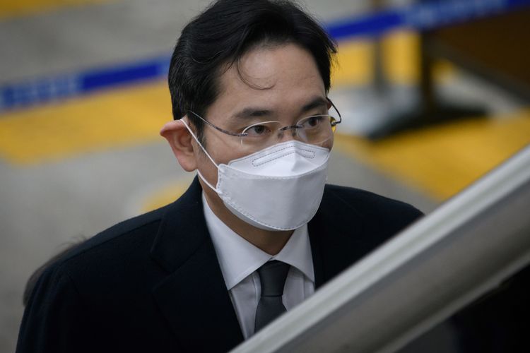 Pewaris sekaligus Wakil Presiden Samsung Electronics Lee Jae-yong saat menghadiri persidangan di Pengadilan Tinggi Seoul, Korea Selatan atas kasus suap. 