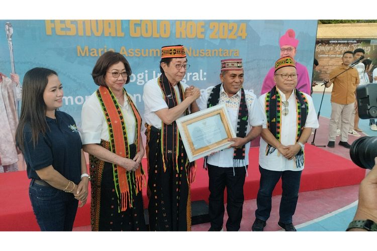 Seremoni penyerahan penghargaan dari Pemkab Manggarai Barat kepada Direktur Sido Muncul Irwan Hidayat