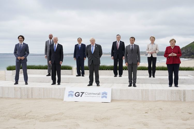 Para pemimpin G7 berpose untuk foto bersama dengan latar belakang pantai di Carbis Bay Hotel di Carbis Bay, St Ives, Cornwall, Inggris, pada 11 Juni 2021. Dari kiri ke kanan: Perdana Menteri Kanada Justin Trudeau, Presiden Dewan Eropa Charles Michel, Presiden Amerika Serikat (AS) Joe Biden, Perdana Menteri Jepang Yoshihide Suga, Perdana Menteri Inggris Boris Johnson, Perdana Menteri Italia Mario Draghi, Presiden Perancis Emmanuel Macron, Presiden Komisi Eropa Ursula von der Leyen, dan Kanselir Jerman Angela Merkel.