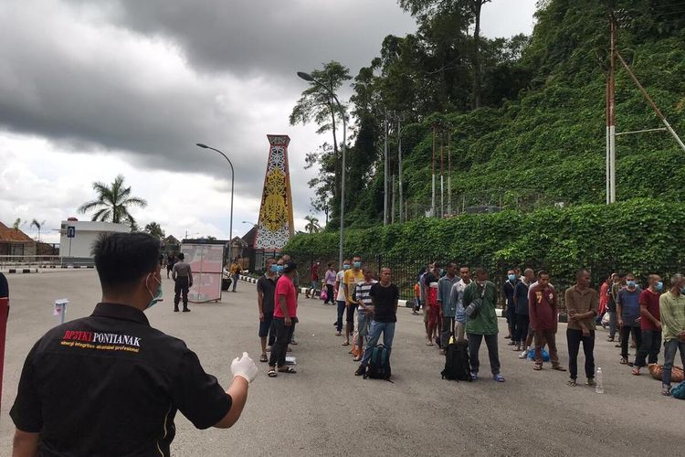 Sebanyak 252 pekerja migran Indonesia bermasalah didata dan diperiksa kesehatannya oleh petus di PLBN Entikong, Kabupaten Sanggau, Kalimantan Barat, Kamis (23/4/2020).