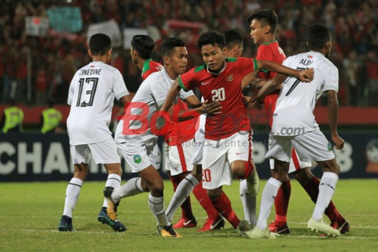 Penyerang timnas U-16 Indonesia, Amirudin Bagus Kahfi mencoba lepas dari hadangan para pemain timnas U-16 Timor Leste pada laga keempat Grup A Piala AFF U-16 2018 di Stadion Gelora Delta, Sidoarjo, 4 Agustus 2018.
