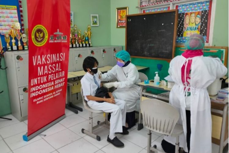 Badan Intelijen Negara (BIN) menggelar program vaksinasi khusus bagi pelajar. Gelaran perdana dilaksanakan serentak di Kesatuan Junior High School Bogor, Baranangsiang, Bogor dan Islamic School Al Azhar BSD, Tangsel, Banten (19/7/2021).