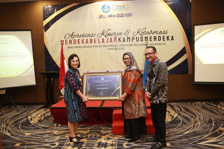 Ukrida menerima penghargaan Apresiasi Pelaporan Indikator Kinerja untuk kategori indeks kinerja utama (IKU) MBKM dan IKU Kelas Kolaboratif dan Partisipatif dari LLDikti Wilayah III (30/5/2023).