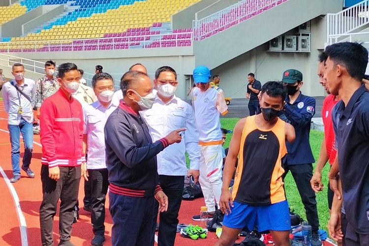 Menteri Pemuda dan Olahraga Zainudin Amali didampingi Ketua Indonesia ASEAN Para Games Organizing Comittee (INAPOC) Gibran Rakabuming Raka, saat melihat latihan para atlet di Stadion Manahan Solo, Senin (18/7/2022).