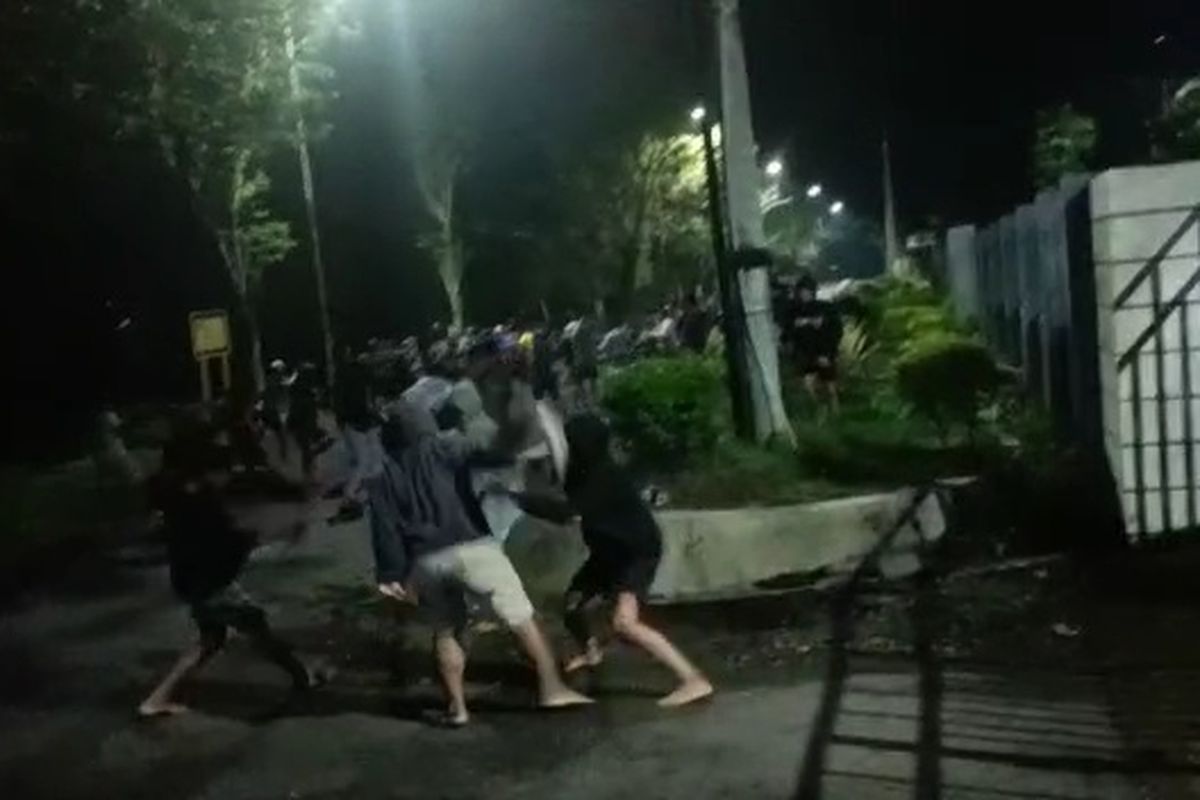 Aksi perang sarung antar pemuda di wilayah Cepu, Kabupaten Blora
