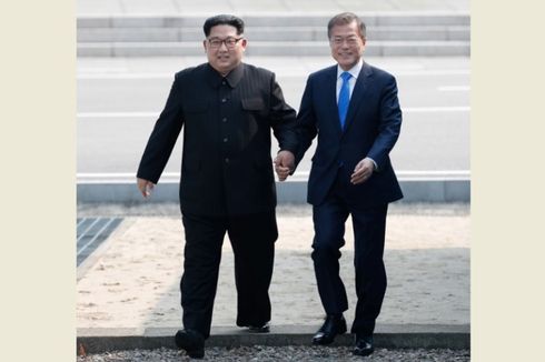 Senyum Kim dan Moon Saat Bergandengan Tangan Lewati Garis Perbatasan