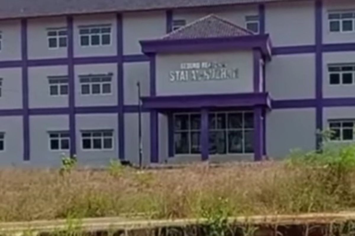 Bangunan Yayasan Ar Ruzhan milik mantan wakil Gubernur Jawa Barat, Uu Ruzhanul Ulum, berdiri deretan bangunan tiga lantai di Jalan Ancol, Desa Cilangkap, Kecamatan Manonjaya, Kabupaten Tasikmalaya, Jawa Barat, Selasa (29/4/2025).