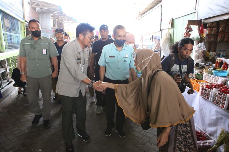 Menteri Pertanian Syahrul Yasin Limpo (Mentan SYL) saat melakukan inspeksi inspeksi mendadak (sidak) ke Pasar Pabaeng-baeng, Kota Makassar, Senin (11/7/2022).
