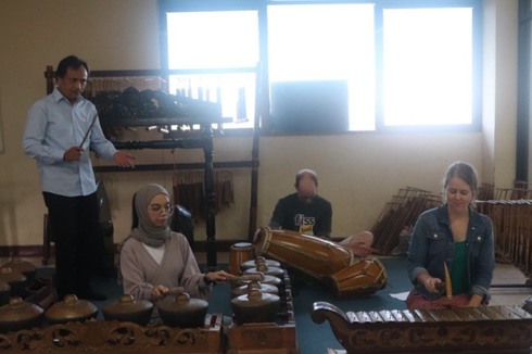 Dua Guru Musik Asal Kanada Antusias Belajar Gamelan di Unpas