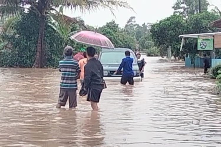 Sejumlah desa di Lampung Selatan mengalami bencana banjir pada Kamis (27/10/2022). Banjir diduga terjadi setelah hujan melanda sejak Rabu (26/10/2022) malam.