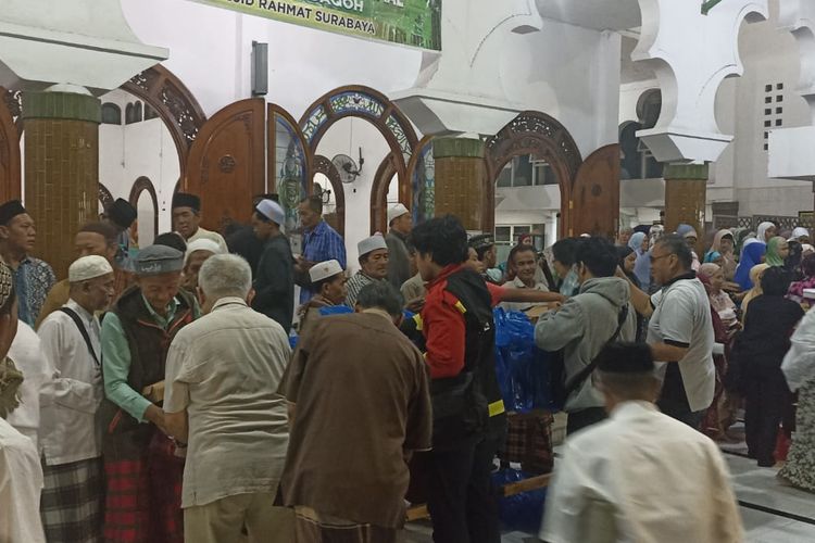 Pembagian makanan sahur oleh Gereja Kristen Indonesia (GKI) Diponegoro kepada para jamaah Masjid Rahmat Kembang Kuning Surabaya