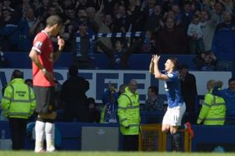 Gelandang Everton Kevin Mirralas (kanan) merayakan gol ke gawang Manchester United pada laga Premier League di Stadion Goodison Park, Liverpool, Minggu (26/4/2015).