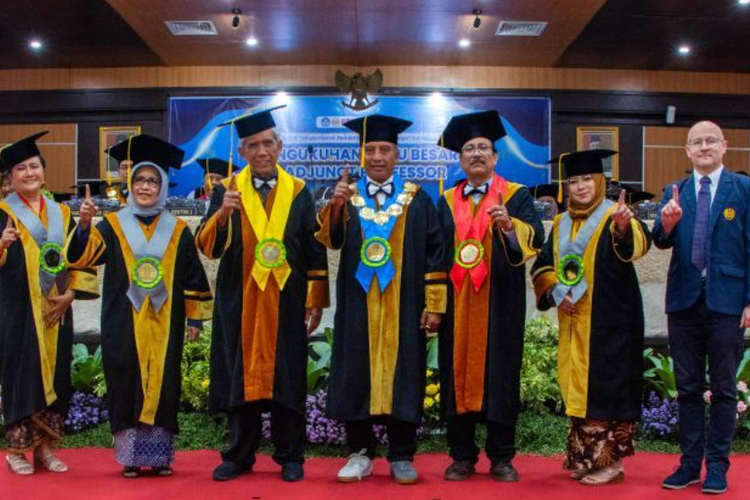 Universitas Negeri Surabaya (Unesa) telah mengukuhkan tiga guru besar baru di Gedung Rektorat, Kampus Lidah Wetan, Surabaya, pada Senin (6/11/2023).