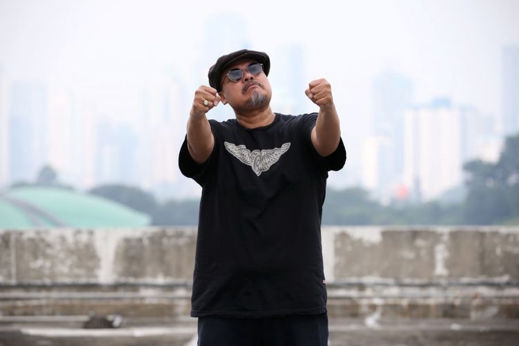 Pemain bas NTRL,Bagus Danardana berpose di sela-sela promo album terbaru NTRL di kantor redaksi Kompas.com, Jakarta, (Senin (28/5/2018). NTRL merilis album terbaru berjudul XXV yang berisi tujuh lagu baru dengan musik modern yang menghimpun eksplorasi riff anyar NTRL dalam kurun tiga tahun terakhir.