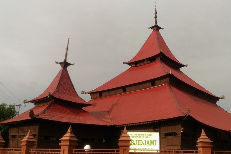 Arsitektur Masjid Jami Air Tiris di Kabupaten Kampar, Riau, disebut mengikuti arsitektur Masjid Demak. Foto diambil Jumat (26/5/2017).