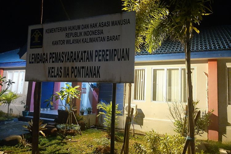 Lembaga Pemasyarakatan (lapas) Perempuan Kelas IIA Pontianak, Kalimantan Barat (Kalbar) ricuh, Selasa (28/9/2021) sore. Kericuhan bermula dari petugas tengah melakukan razia handphone milik warga binaan.
