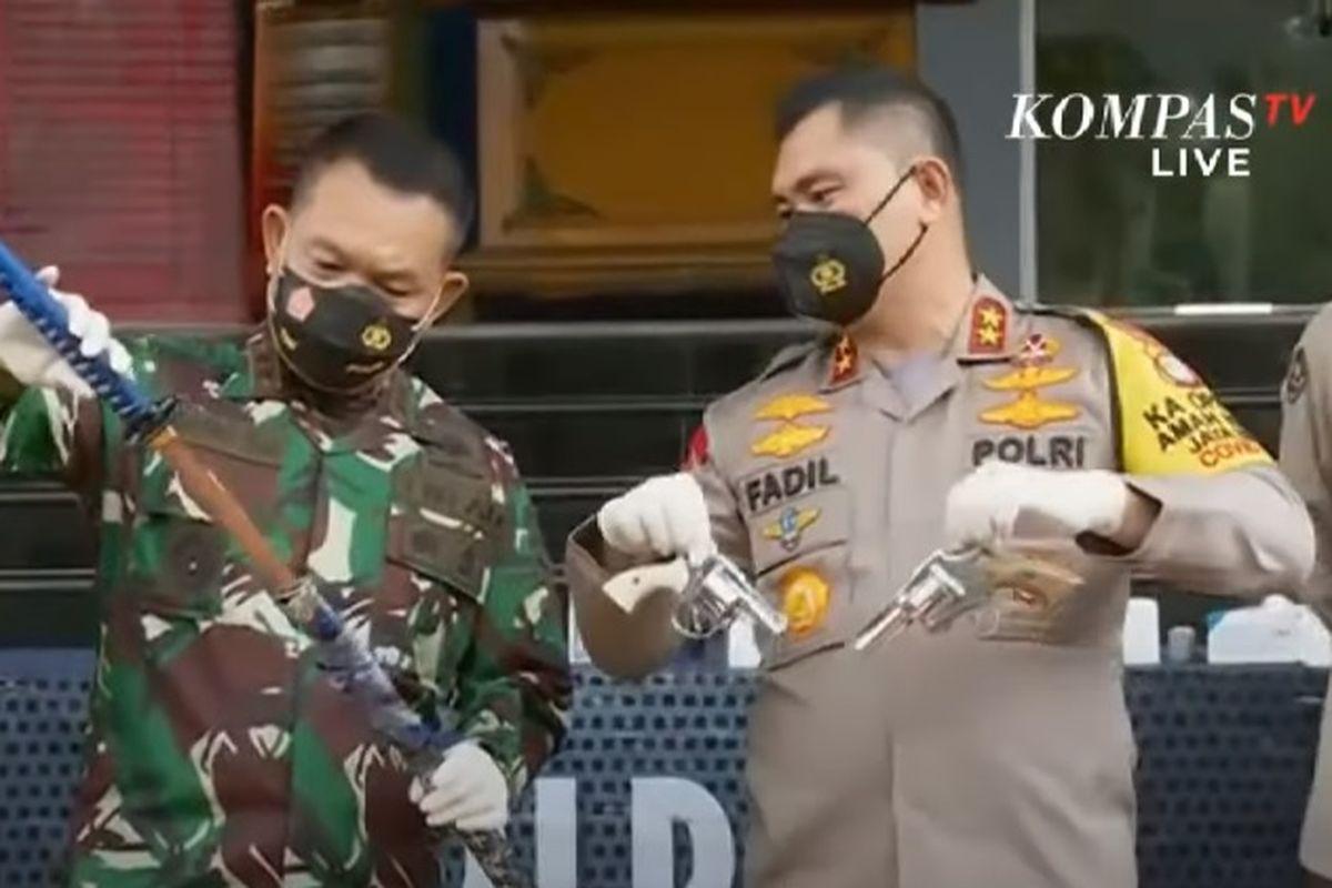 Kapolda Metro Jaya Irjen Pol Fadil Imran (kanan) dan Pangdam Jaya Mayjend TNI Dudung Abdurachman (kiri) menunjukkan barang bukti saat konferensi pers terkait penyerangan simpatisan pemimpin FPI Rizieq Shihab terhadap polisi. Konferensi pers digelar di Markas Polda Metro Jaya, Senin (7/12/2020).