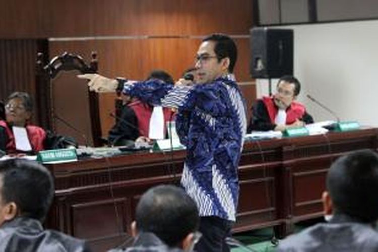 Pengusaha Tubagus Chaeri Wardana alias Wawan yang juga adik terdakwa Atut Chosiyah, bersaksi dalam sidang kakaknya di Pengadilan Tindak Pidana Korupsi, Jakarta, Kamis (3/7/2014). Atut didakwa terlibat dalam kasus dugaan suap sengketa Pilkada Lebak di Mahkamah Konstitusi dan terancam hukuman maksimal penjara 15 tahun.