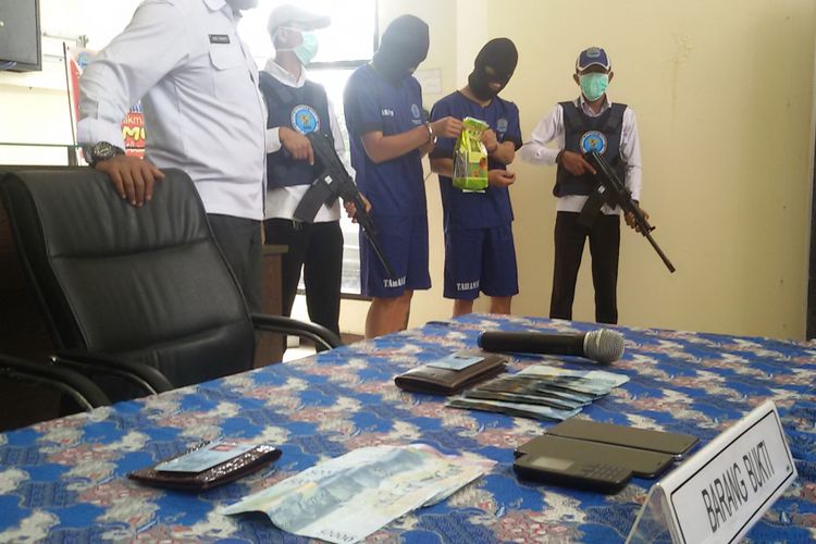 Dua tersangka pembawa sabu diamankan di kantor BNNP Bangka Belitung, Senin (11/2/2019).