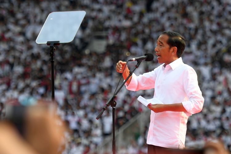Calon Presiden nomor urut 01 Joko Widodo berpidato saat Konser Putih Bersatu di Stadion Utama GBK, Jakarta, Sabtu (13/4/2019). Konser itu merupakan kampanye akbar untuk memenangkan pasangan Jokowi-Maruf Amin.