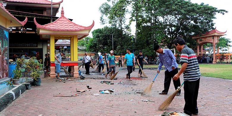 Umat lintas agama membersihkan Wihara Tri Ratna, Minggu (31/7/2016), yang dirusak massa di Tanjungbalai, Sumatera Utara, Jumat (29/7/2016). Persaudaraan dan kebersamaan antar umat beragama diharapkan menjadi pondasi dalam menjaga kerukunan.