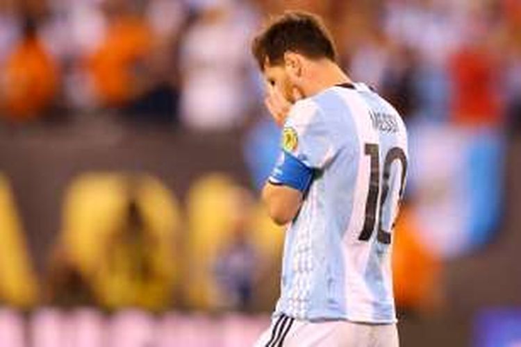 Lionel Messi meratapi kegagalan mengekeskusi penalti saat Argentina melawan Cile pada final Copa America di MetLife Stadium, Minggu (26/6/2016) atau Senin pagi WIB.