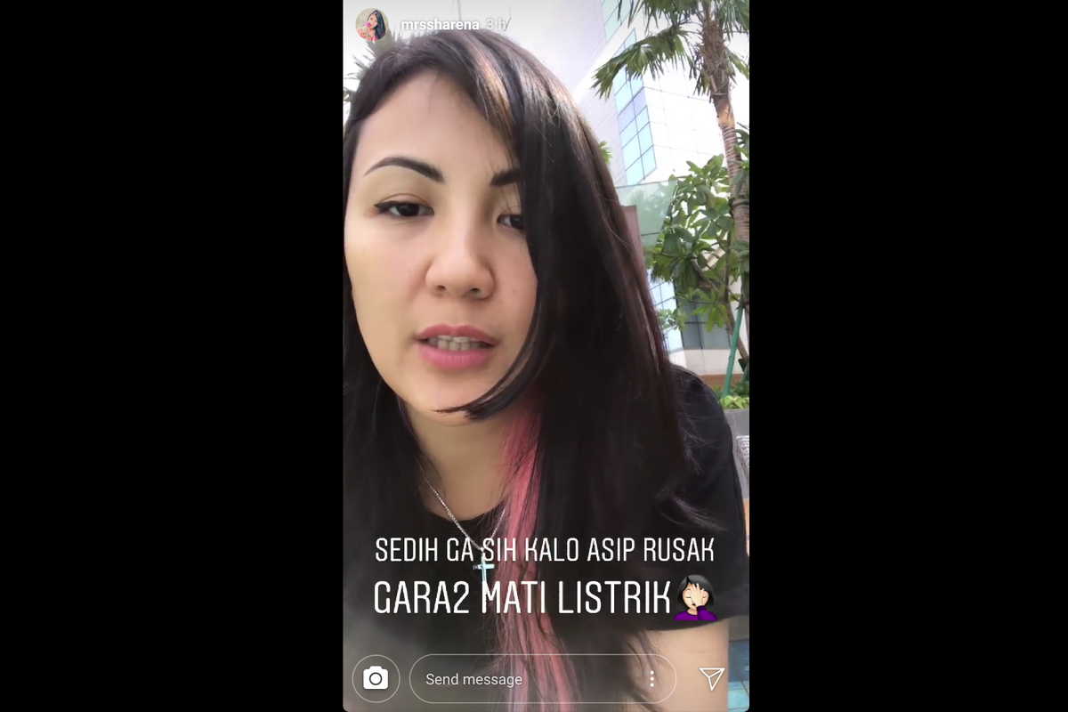 Melalui Instagram Story, artis Sharena Delon menceritakan kepanikannya saat listrik padam pada Minggu (4/8/2019).