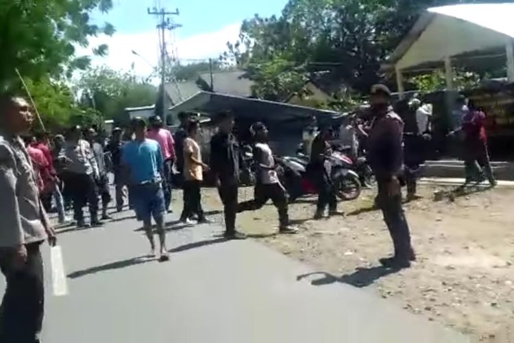 Warga saat mendatangi dan merusak Kantor Desa Bajo, Kecamatan Soromandi, Kabupaten Bima, Rabu (6/7/2022).