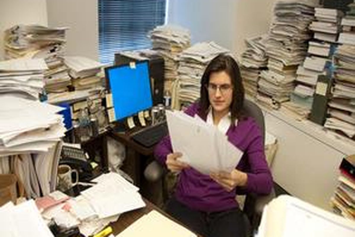 Meja kerja yang berantakan tidak akan membantu Anda bekerja lebih efisien dan produktif. 