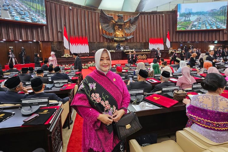 Anggota Dewan Perwakilan Daerah (DPD) Republik Indonesia (RI) daerah pemilihan (dapil) DKI Jakarta Fahira Idris dalam agenda di Komplek Parlemen, Senayan, Jakarta, Rabu (16/10/2024).