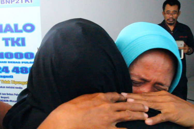Maning (50) memeluk putri tercintanya, Masani yang bebas dari hukuman mati di Riyadh, Arab Saudi, Kamis (7/6/2018).