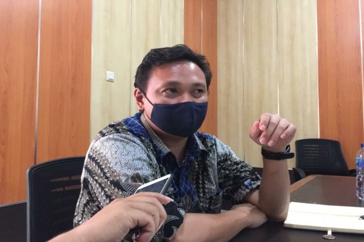 Ketua KPU Sulut Ardiles Mewoh saat diwawancara di ruang kerjanya, Kamis (16/7/2020)