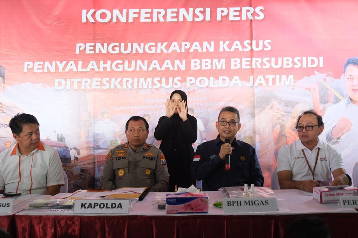 Badan Pengatur Hilir Minyak dan Gas Bumi (BPH Migas) bersama Direktorat Reserse Kriminal Khusus (Ditreskrimsus) Kepolisian Daerah (Polda) Jawa Timur (Jatim) menggelar konferensi pers ?Pengungkapan Kasus Penyalahgunaan BBM Bersubsidi? bertempat di Kantor Polda Jawa Timur, Kamis (23/2/2023).
