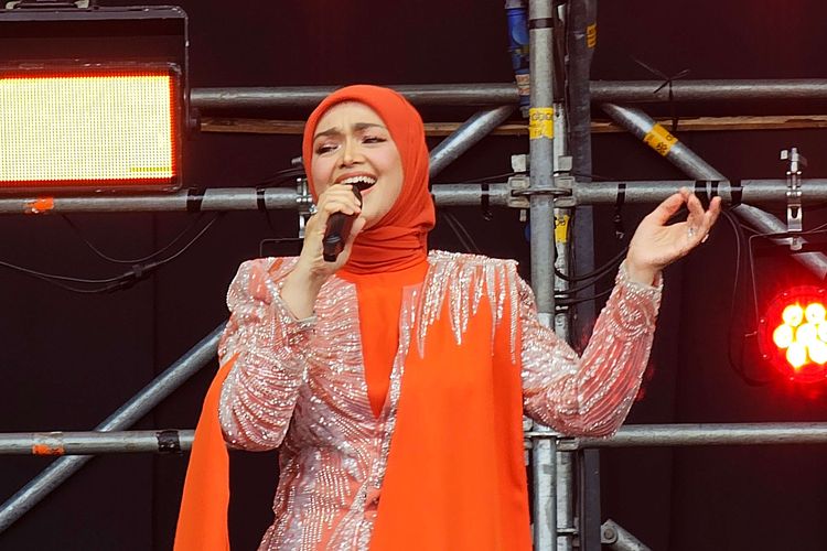 Penampilan Dato' Sri Siti Nurhaliza di Pestapora 2025, JIExpo, Kemayoran, Jakarta, Minggu (7/9/2025). Penyanyi asal Malaysia ini membawak sejumlah lagu hitsnya seperti ''Bukan Cinta Biasa'', ''Nirmala'', ''Cindai'', hinggal single terbarunya ''Menamakanmu Cinta''. Tetap segar dan awet muda di usia 46, Siti Nurhaliza bagikan tips kecantikan alami lewat gaya hidup sehat dan pikiran bahagia.