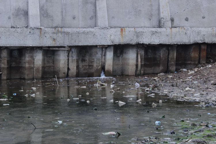 Air laut yang keluar dari sela-sela tanggul NCICD di Pelabuhan Perikanan Nizam Zachman, Muara Baru, Penjaringan, Jakarta Utara, Kamis (5/12/2019). Tanggul ini roboh karena pada Selasa sore (3/12/2019) terjadi hujan dan muka ar laut naik.