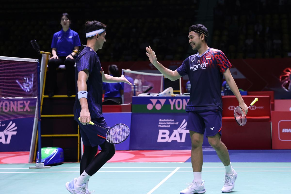 Ganda putra Indonesia, Fajar Alfian/Muhammad Rian Ardianto, sukses menembus semifinal Thailand Open 2025 usai mengalahkan Liu Kuang Heng/Yang Po Han (Taiwan) di Nimibutr Stadium, Thailand, Jumat (16/5/2025). 